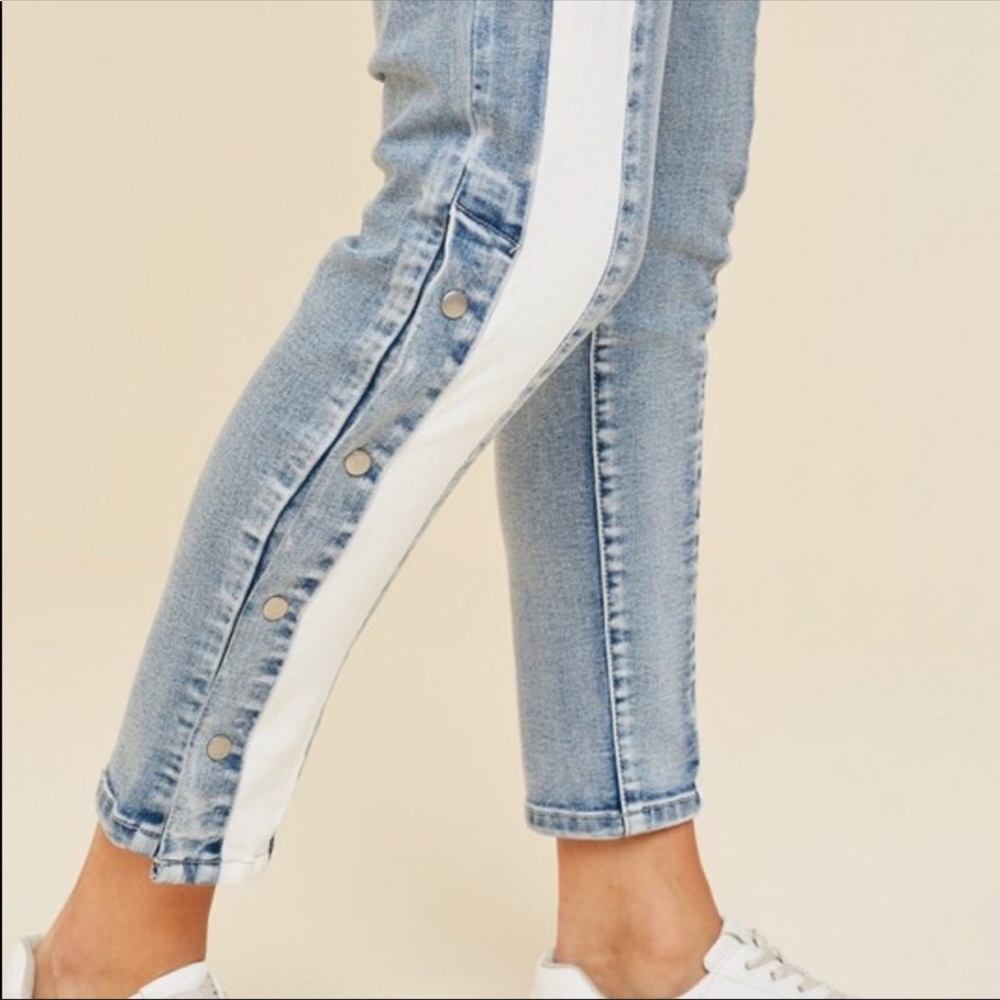 Snap Button Skinny Jeans - Picture 5 of 6